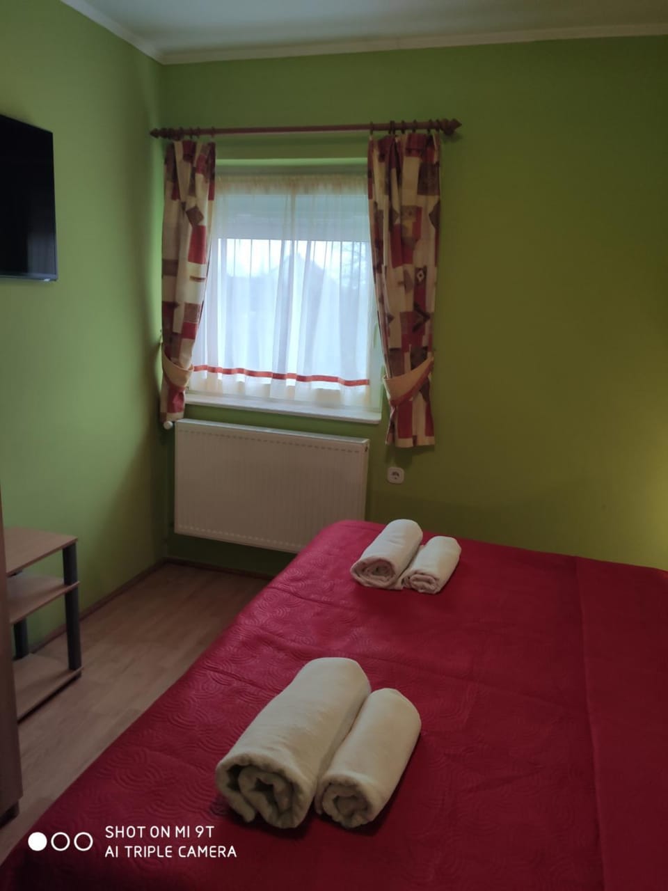 Bed, TV and multimedia, Bedroom