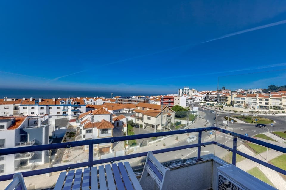 Property building, Off site, Day, Natural landscape, View (from property/room), Balcony/Terrace, City view, Sea view, Meals