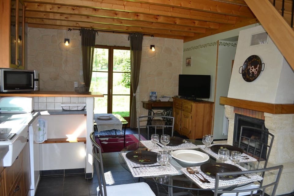 TV and multimedia, Seating area, Dining area