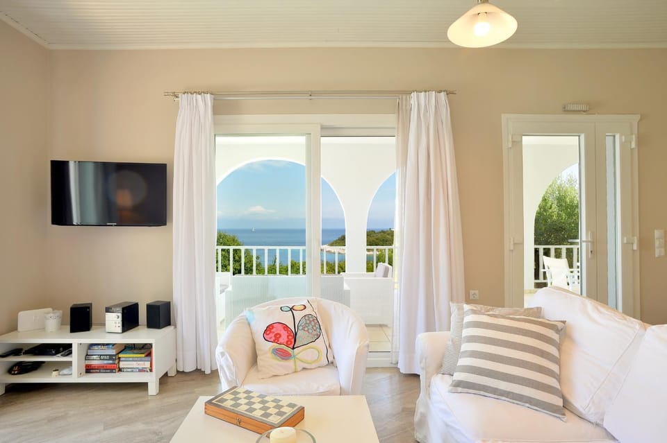 Communal lounge/ TV room, TV and multimedia, Living room, Seating area, Evening entertainment, Sea view