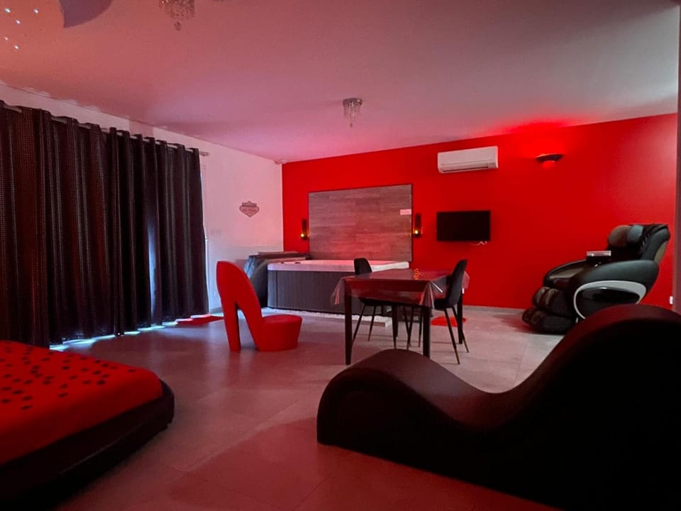 La Paillote Exotique Spa Bed and Breakfast in Provence-Alpes-Côte d'Azur