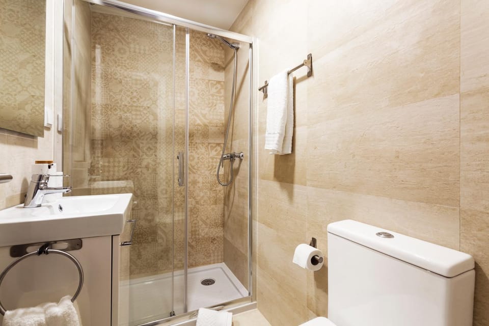 Shower, Toilet