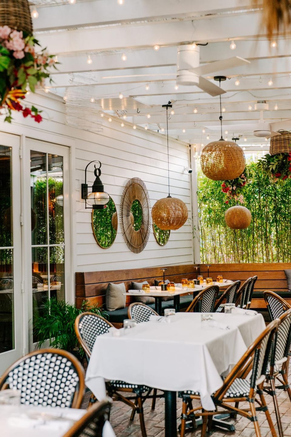 Restaurant/places to eat, Lounge or bar