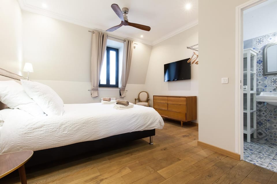 Shower, Bed, Bedroom