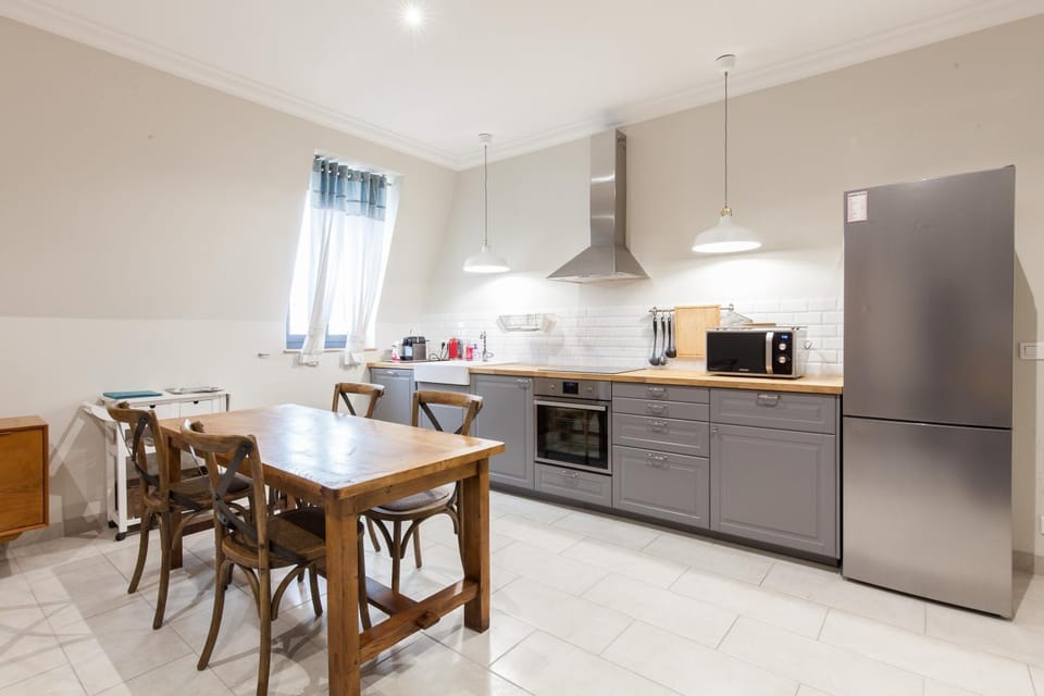 Kitchen or kitchenette, Dining area
