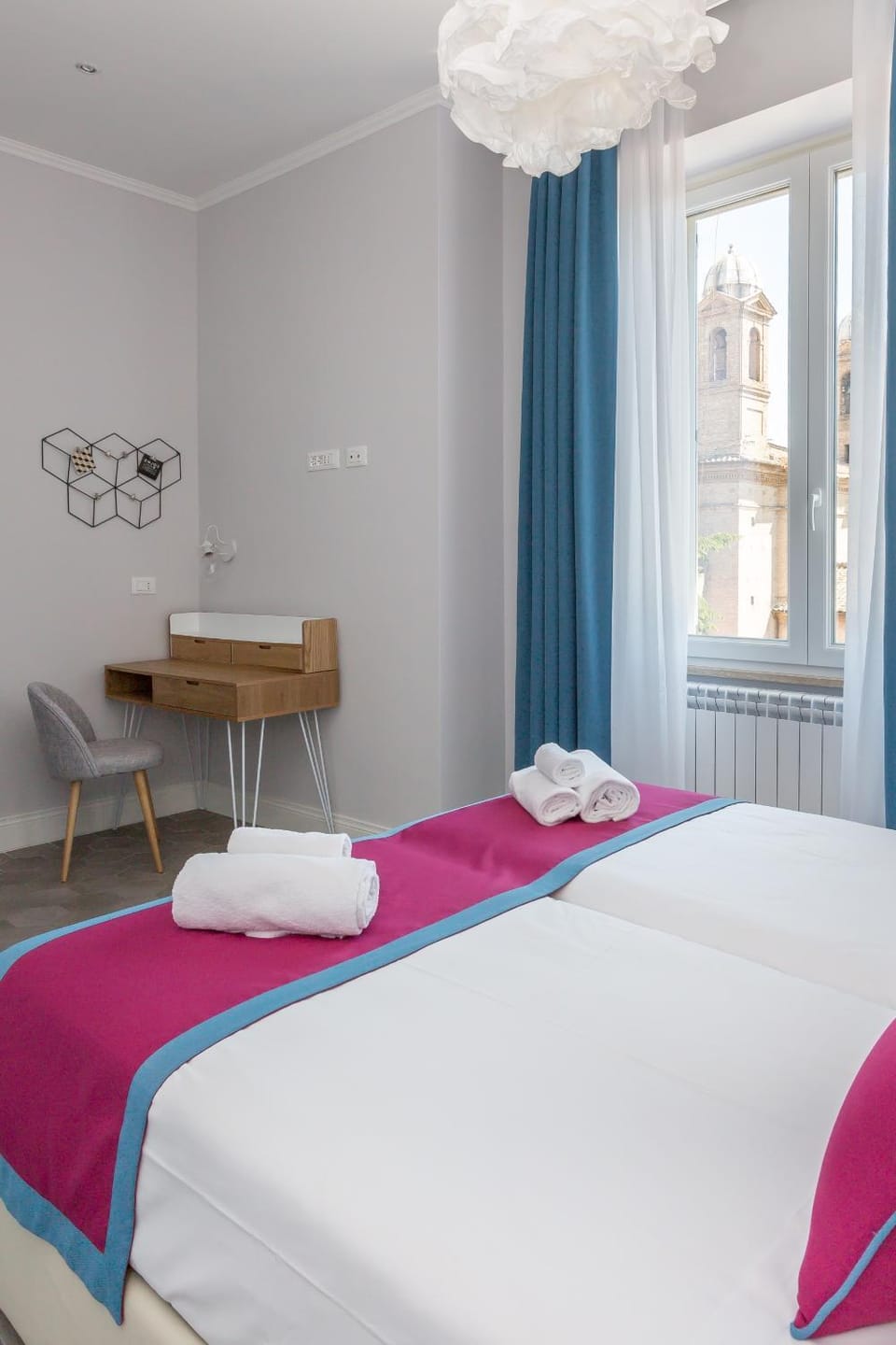 Bedroom, City view