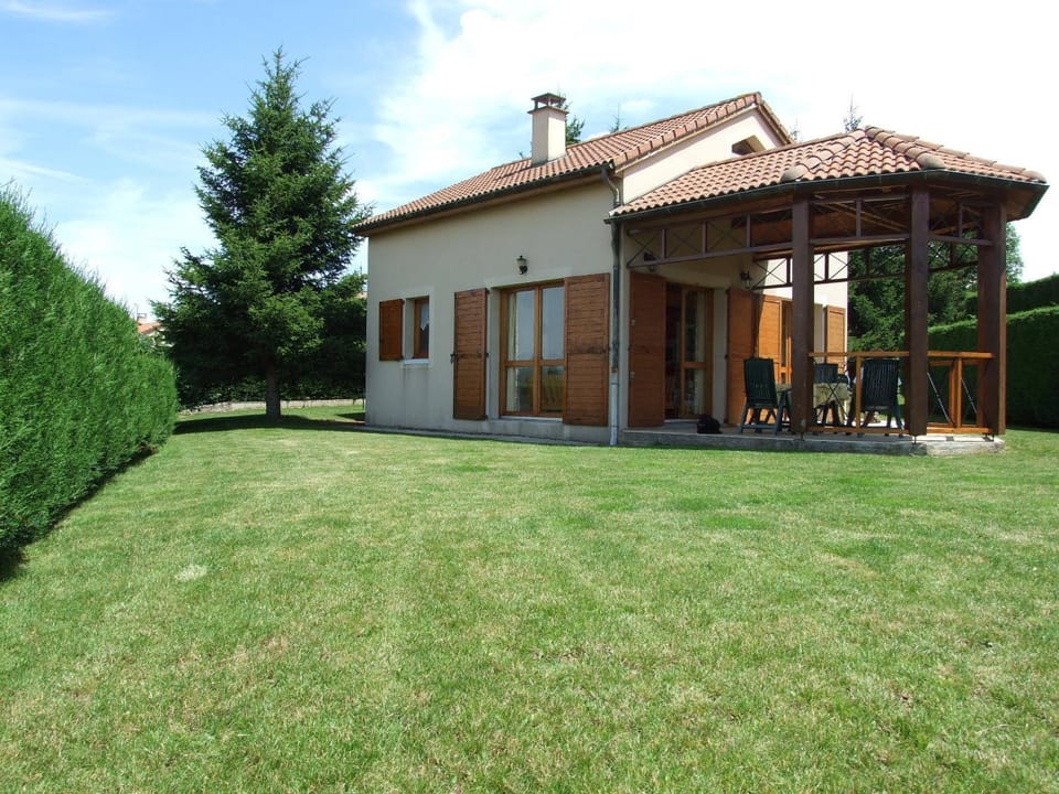 Property building, Patio, Facade/entrance, Garden, Garden view