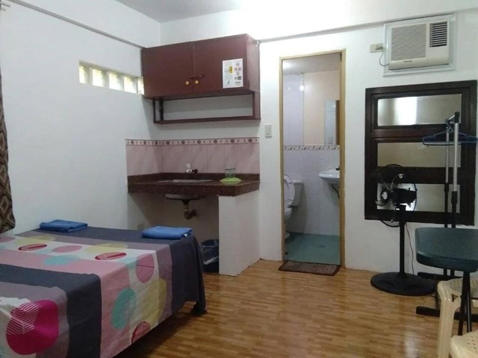 Budget Studio Unit in Makati Bed and Breakfast in Pasay