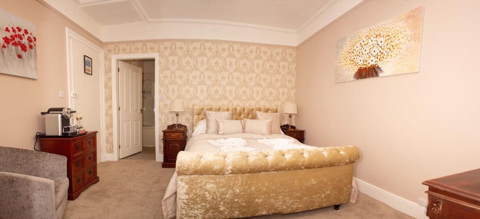 Bed, Photo of the whole room, Seating area, Bedroom