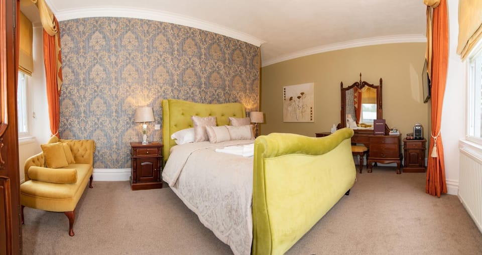 Bed, Photo of the whole room, Seating area, Bedroom