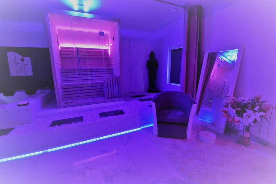 Hot Tub, Sauna, Living room, Decorative detail, wardrobe