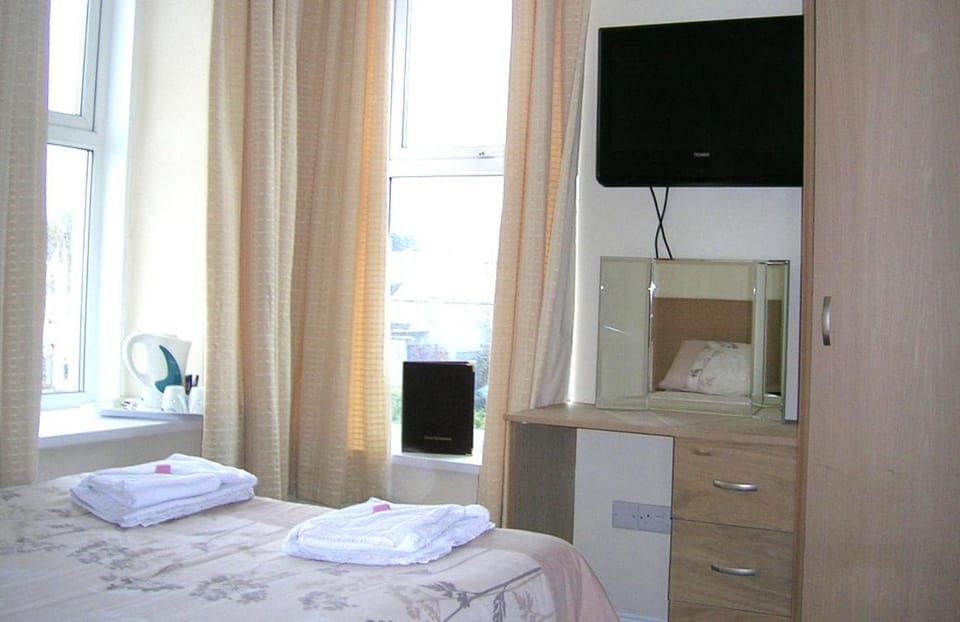 Bed, TV and multimedia, Bedroom, Drinks