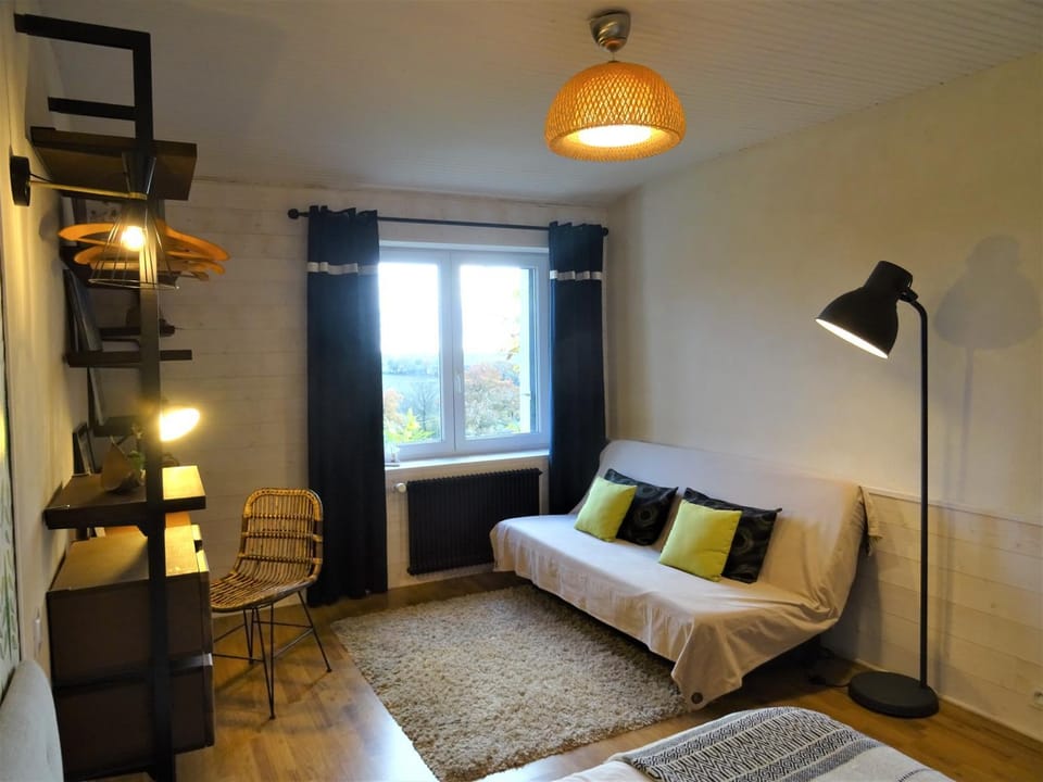 Photo of the whole room, Seating area