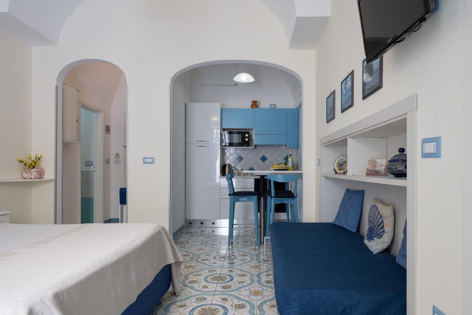 Bed, TV and multimedia, Kitchen or kitchenette, Photo of the whole room, Dining area, Bedroom, oven