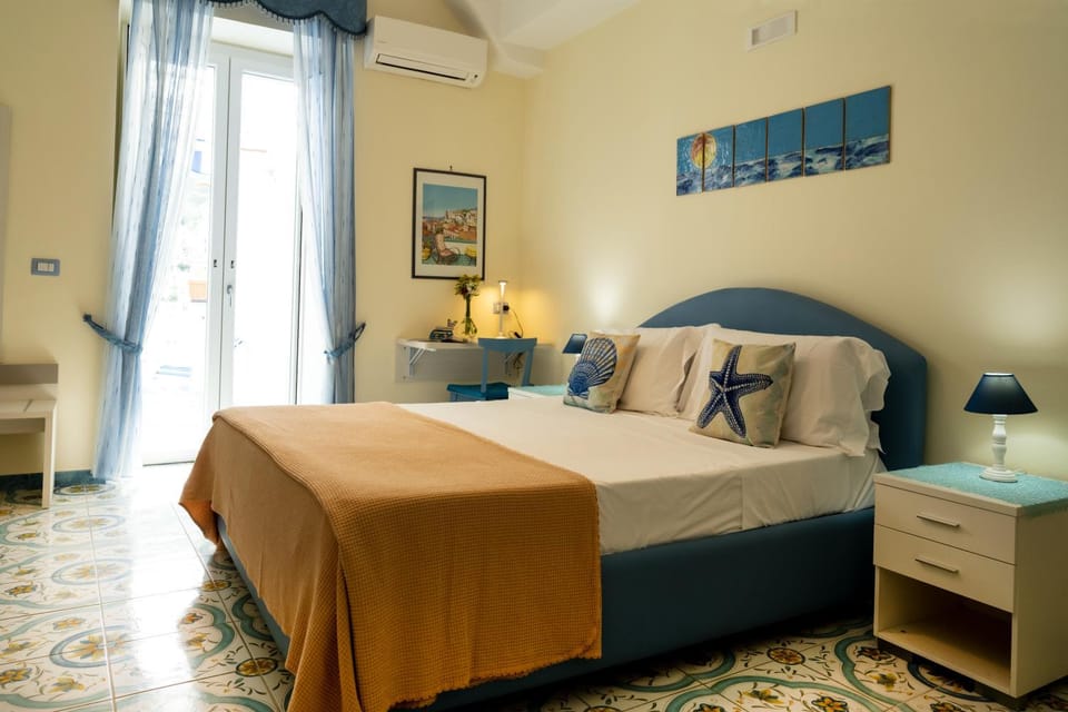 Bed, Living room, Photo of the whole room, Seating area, Bedroom