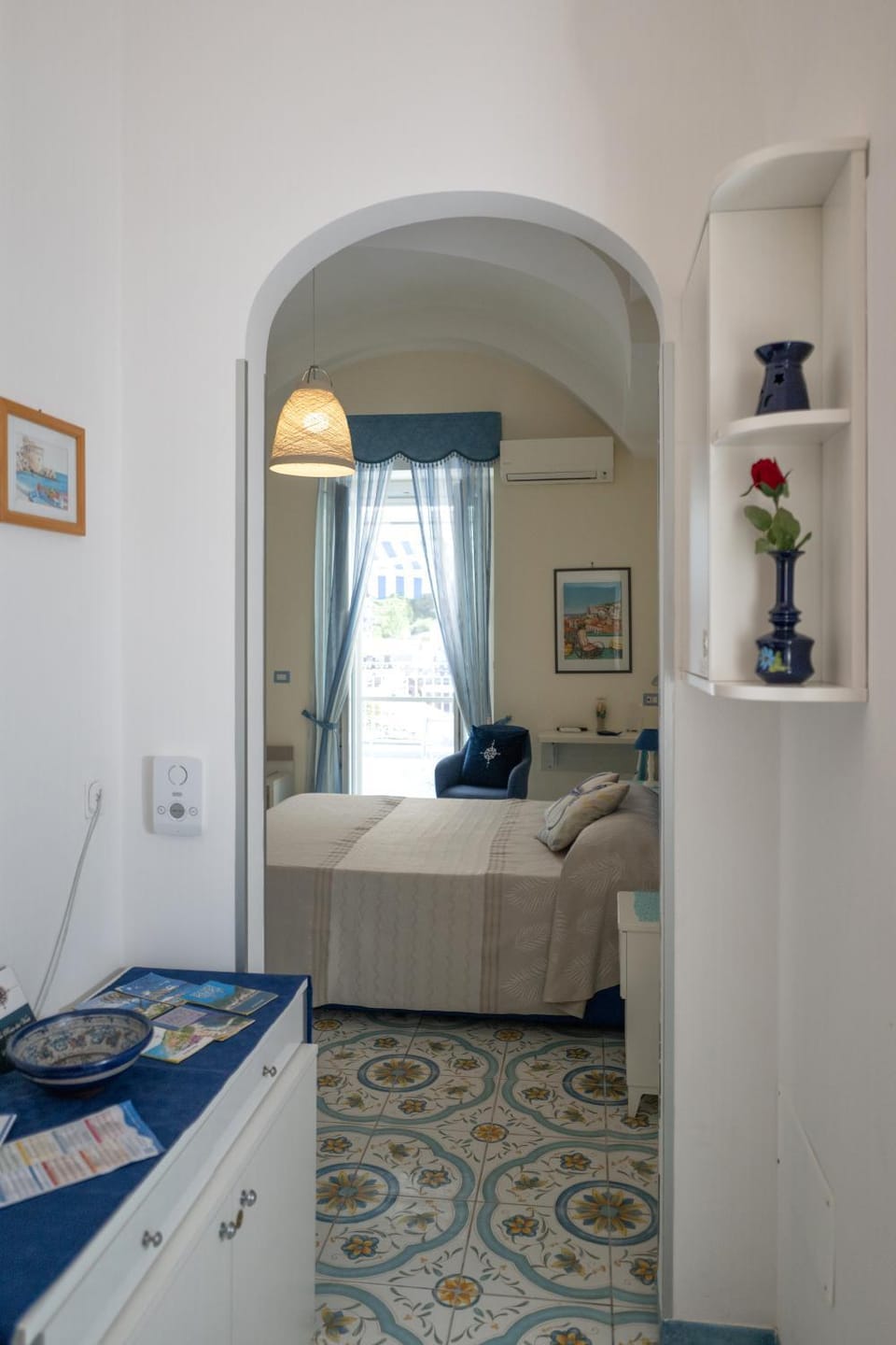 Bed, Photo of the whole room, Seating area, Bedroom