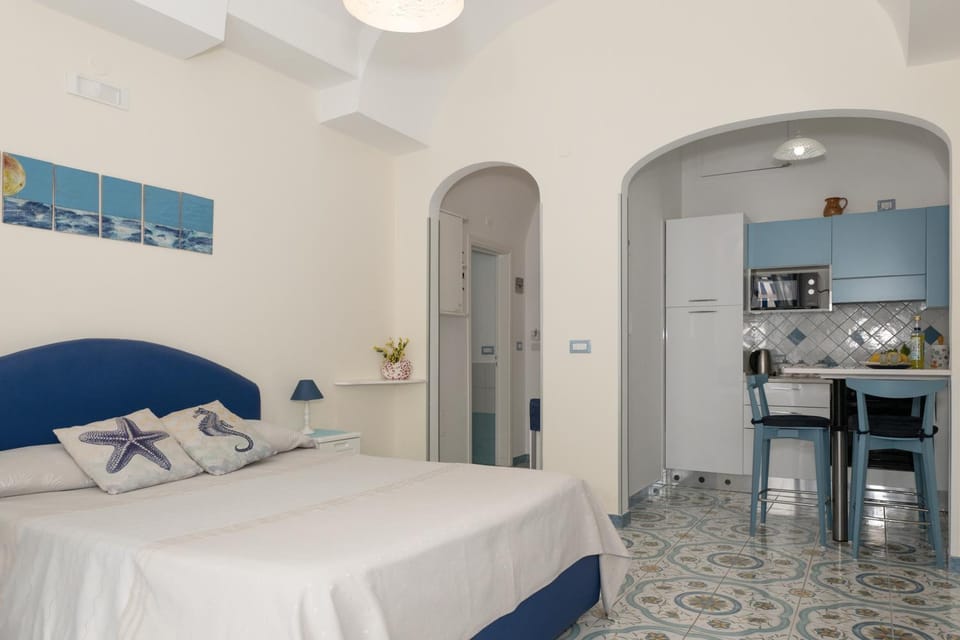 Bed, Kitchen or kitchenette, Photo of the whole room, Dining area, Bedroom