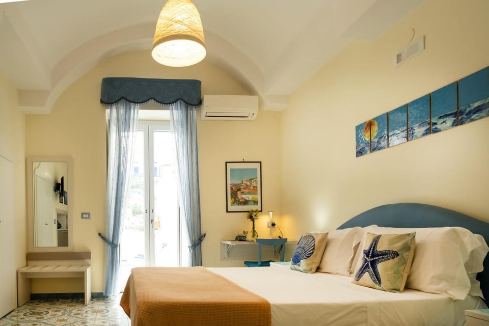 Bed, Living room, Photo of the whole room, Bedroom, air conditioner