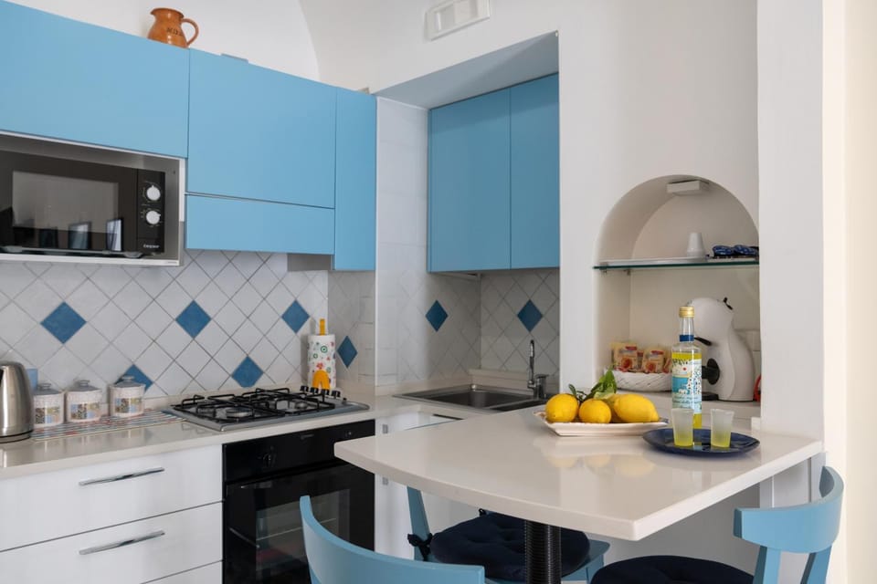 Kitchen or kitchenette, Food and drinks, Dining area, Food, oven, stove
