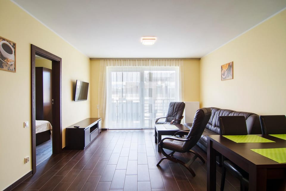 TV and multimedia, Living room, Seating area, Dining area