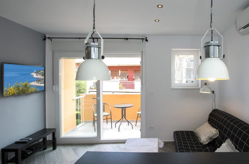 Day, TV and multimedia, Living room, Seating area, On site
