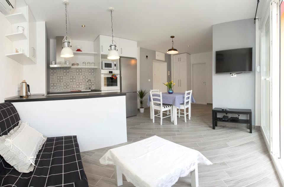 Communal lounge/ TV room, Day, TV and multimedia, Kitchen or kitchenette, Living room, Dining area, Communal kitchen, On site