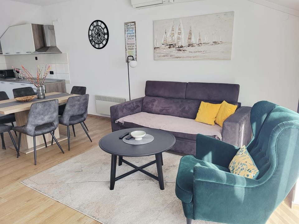 Living room, Seating area, Dining area, pet friendly