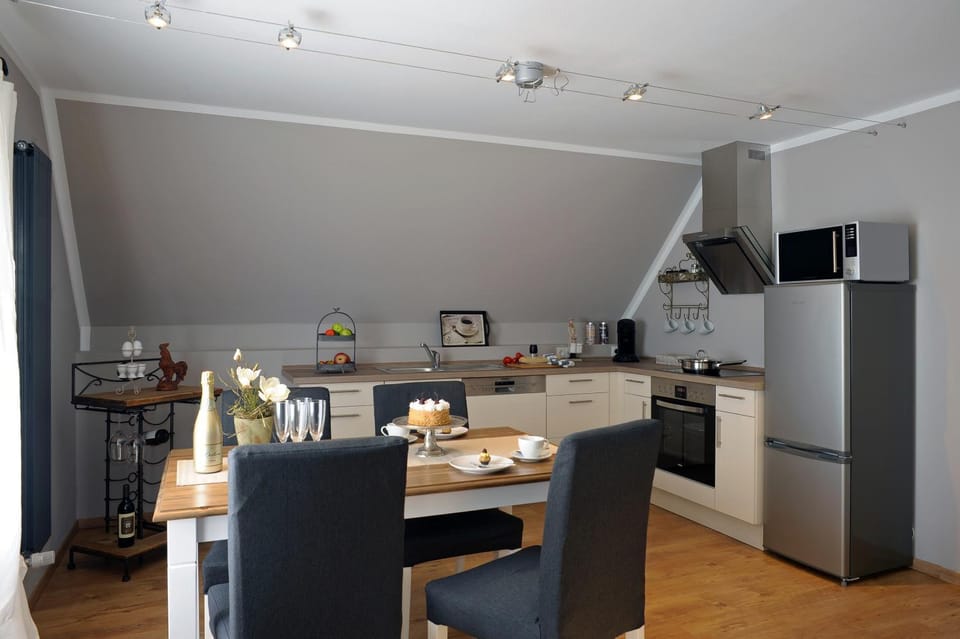 Kitchen or kitchenette, Dining area