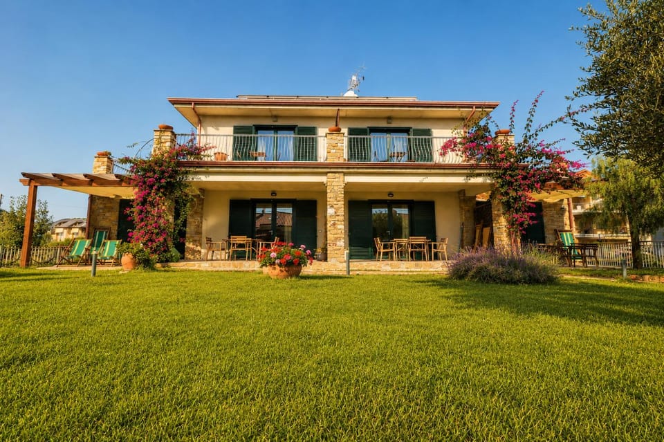 Property building, Spring, Day, Natural landscape, Garden, Garden view