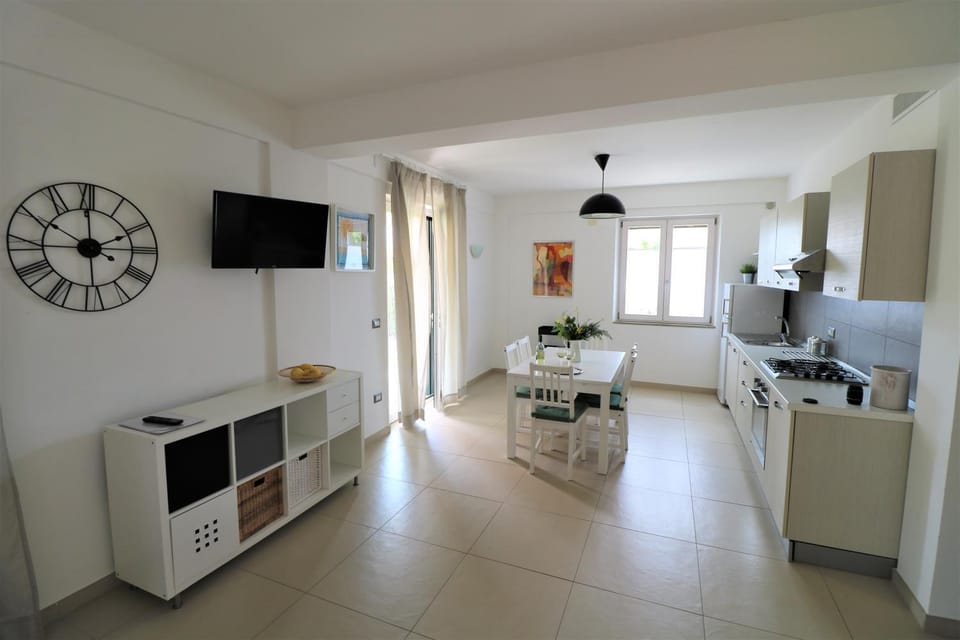 TV and multimedia, Kitchen or kitchenette, Living room, Seating area, Dining area