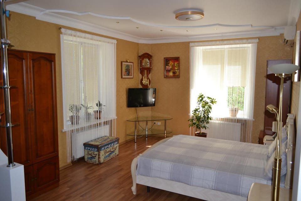 Bed, TV and multimedia, Photo of the whole room, wardrobe