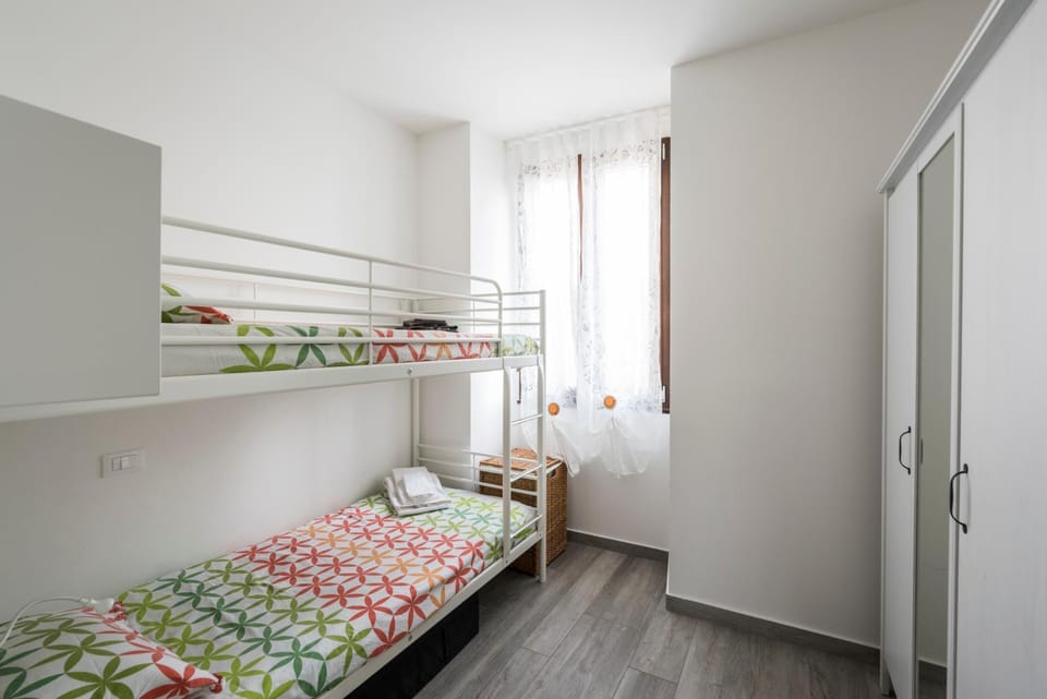 Bedroom, bunk bed