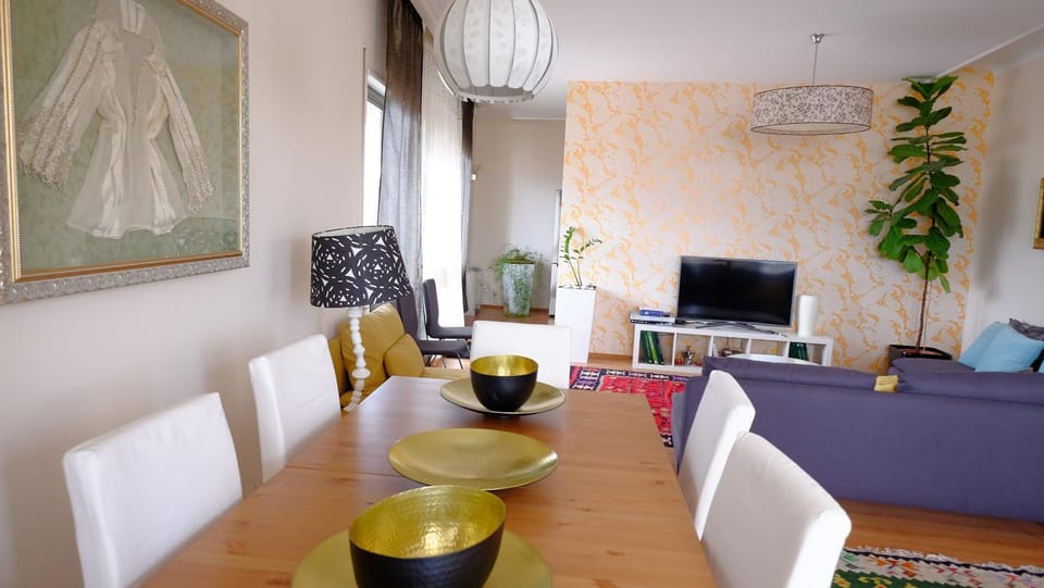 Communal lounge/ TV room, TV and multimedia, Living room, Photo of the whole room, Decorative detail, Seating area