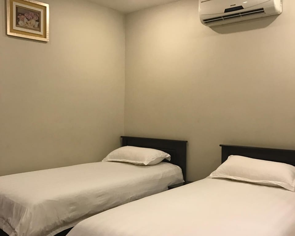 Bed, Photo of the whole room, Bedroom, air conditioner