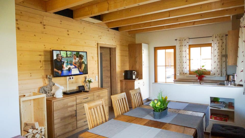 Communal lounge/ TV room, Kitchen or kitchenette, Living room, Photo of the whole room, Dining area