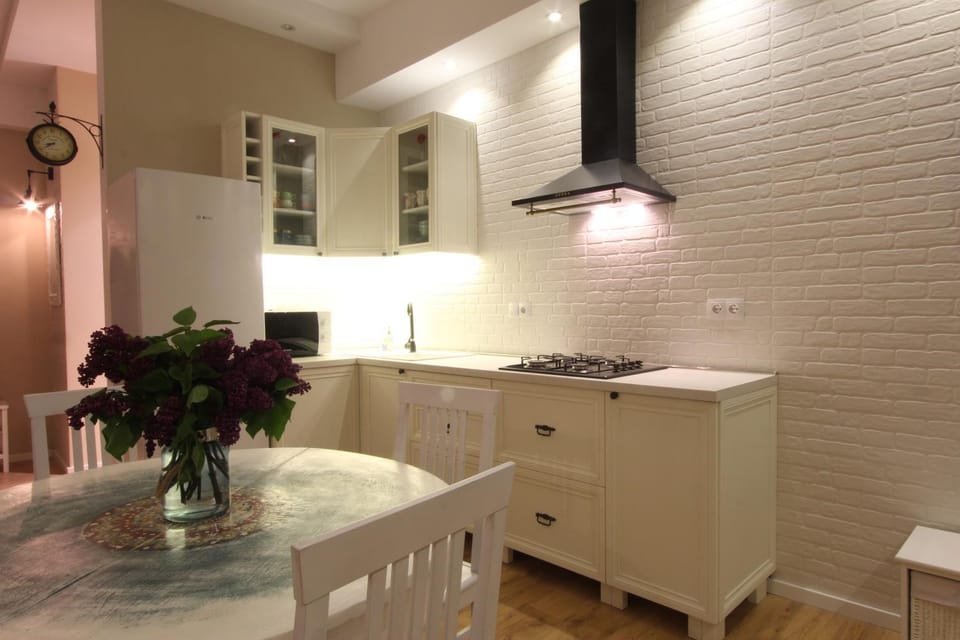 TV and multimedia, Kitchen or kitchenette, Living room, Seating area, Dining area
