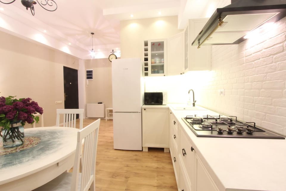 TV and multimedia, Coffee/tea facilities, Kitchen or kitchenette, Living room, Seating area, Dining area
