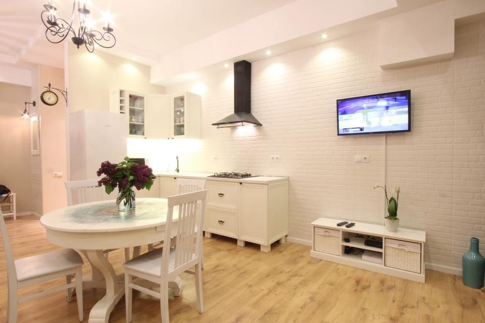 TV and multimedia, Coffee/tea facilities, Kitchen or kitchenette, Living room, Seating area, Dining area