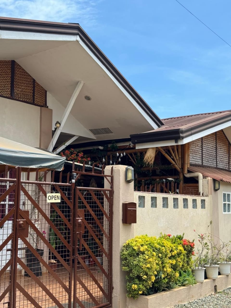 Villa Skanderbeg Guest House Bed and Breakfast in Puerto Princesa