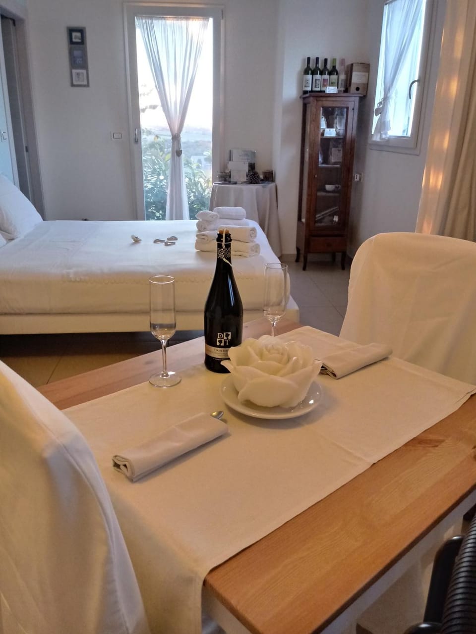 Photo of the whole room, Decorative detail