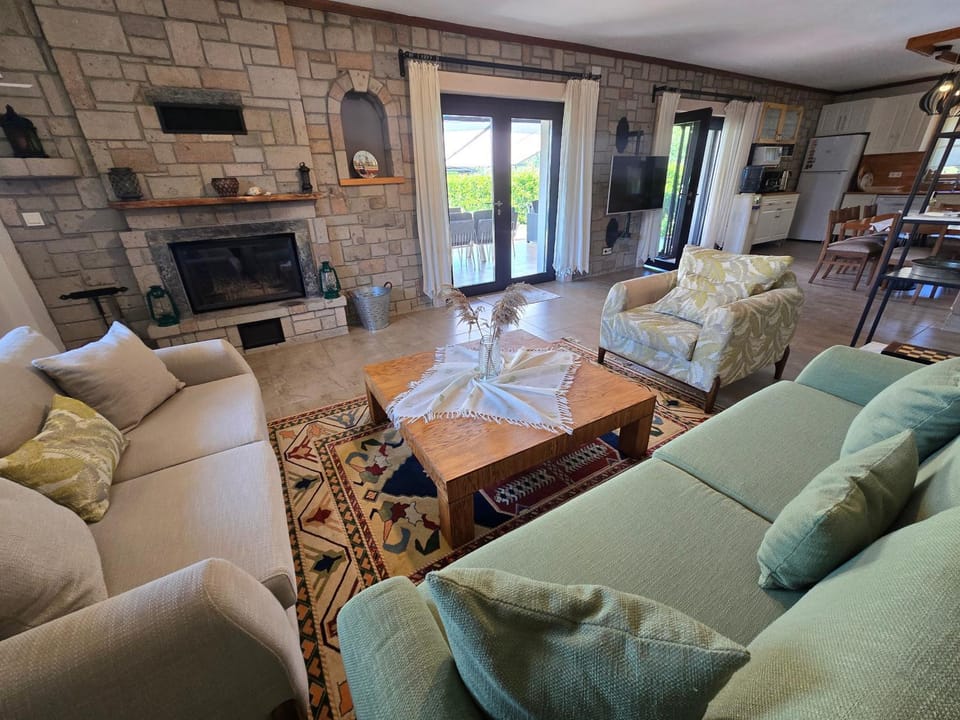 TV and multimedia, Kitchen or kitchenette, Living room, Seating area, Dining area