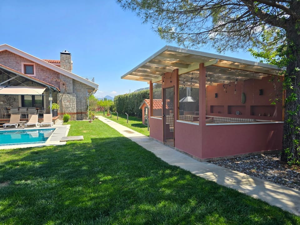 Property building, Spring, Day, Garden, Garden view, Pool view, Swimming pool, sunbed