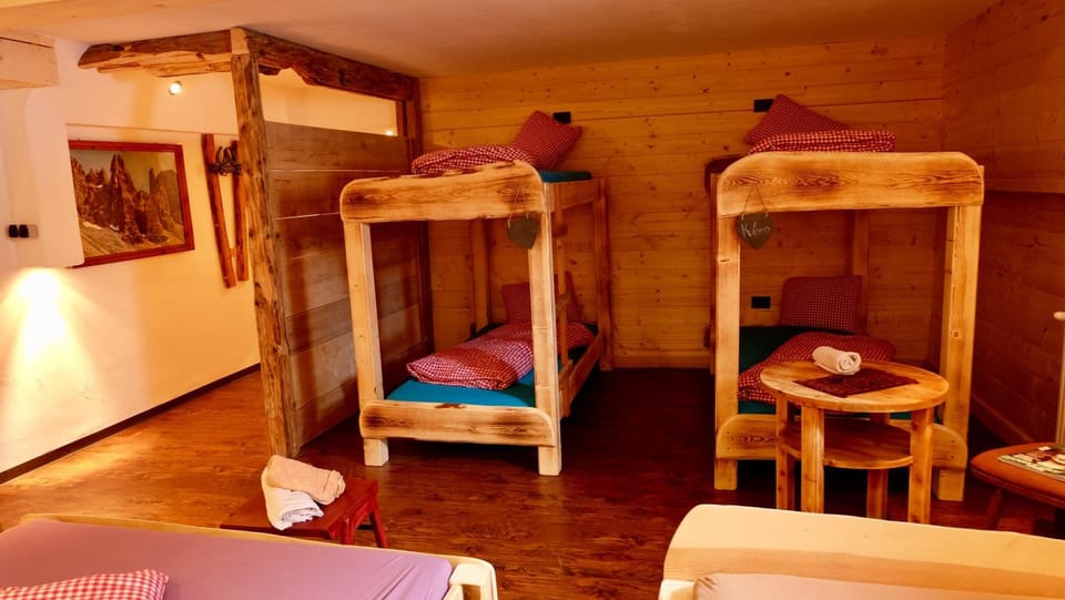 Bedroom, bunk bed