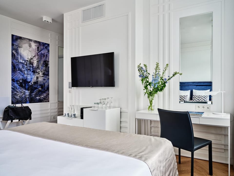 Bed, TV and multimedia, Photo of the whole room, Bedroom
