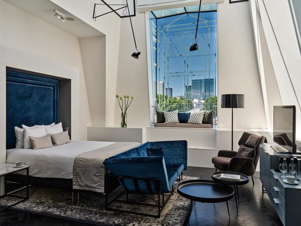 Bed, Living room