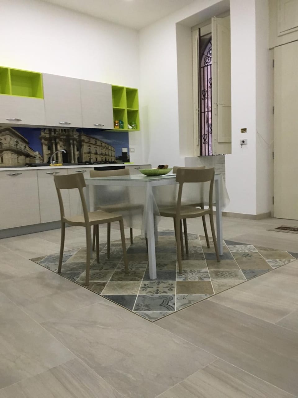 Kitchen or kitchenette, Dining area