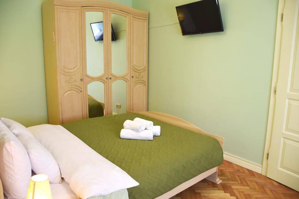 Bed, TV and multimedia, Photo of the whole room, Bedroom, towels
