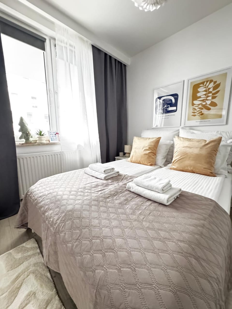 Bed, Photo of the whole room, Bedroom, towels