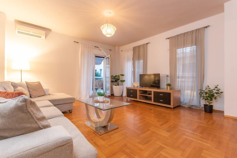 TV and multimedia, Living room, Seating area, air conditioner