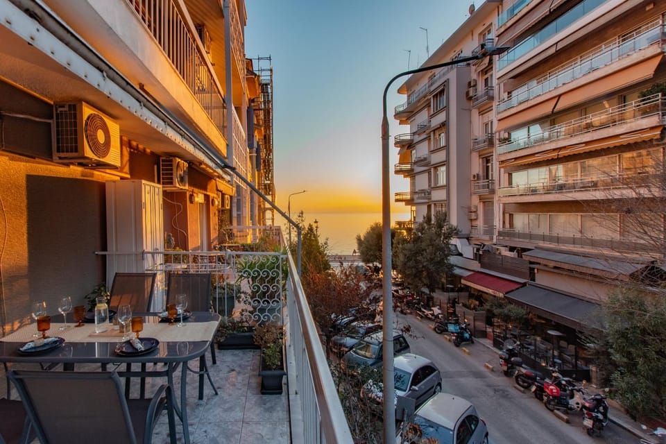 Property building, Natural landscape, View (from property/room), Balcony/Terrace, Dining area, City view, Sunset